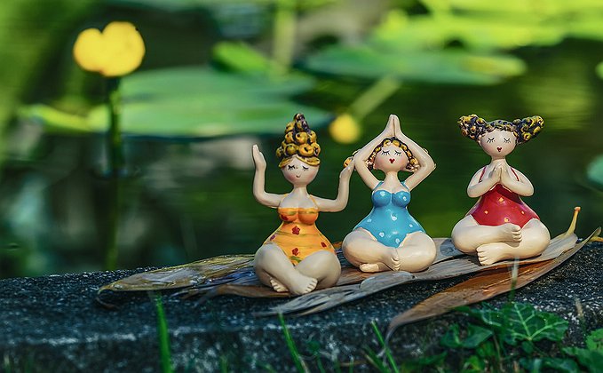 Bonecas em posição de meditação